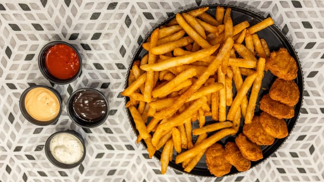 Chicken Nuggets (8 Pc with Fries).